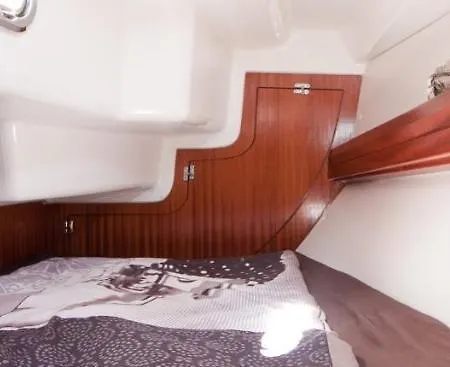 Dock Úszó hotel 3*