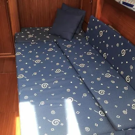Úszó hotel Dock 3*