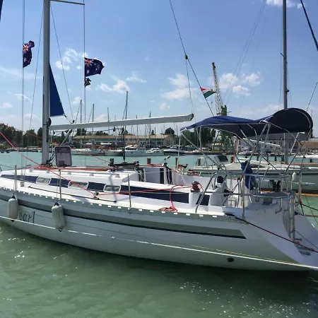 Botel Dock 3*