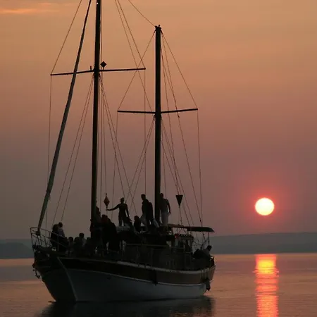 Úszó hotel Dock 3*